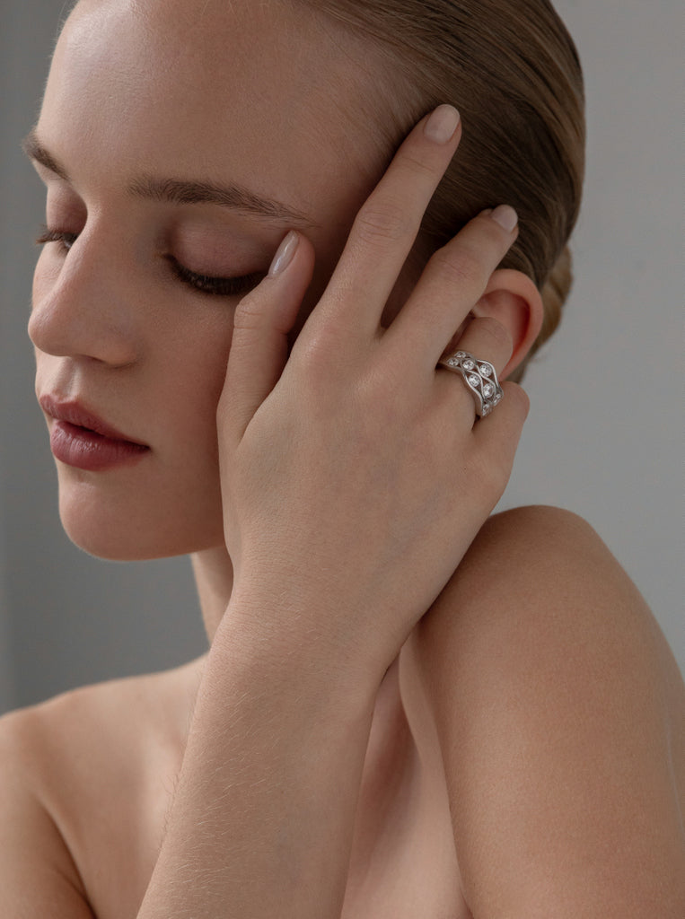 Anillo ancho de plata con circonitas diseno ondas