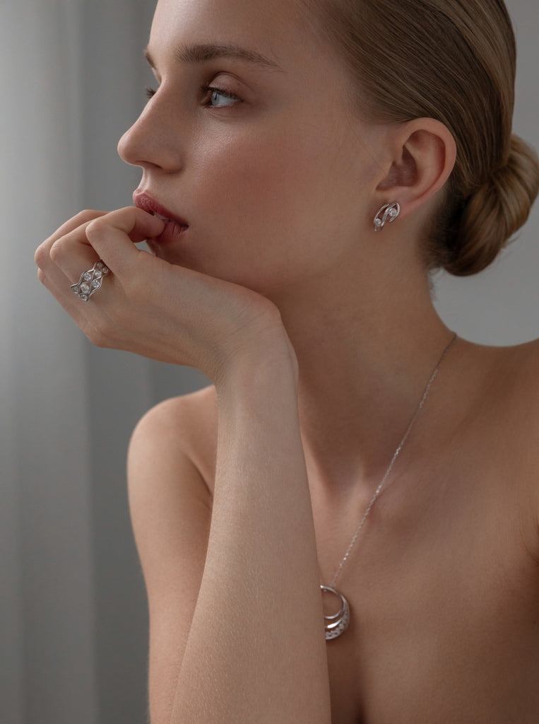 Anillo ancho de plata con circonitas diseno ondas