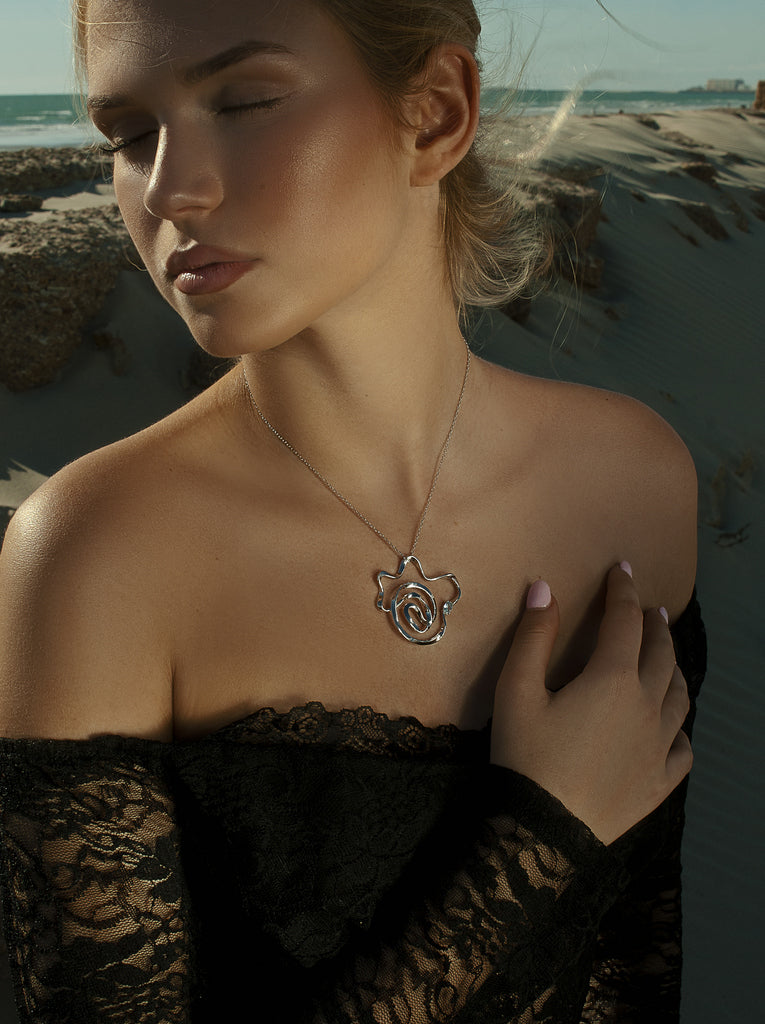 Collar de plata en espiral con piedra en tono azul