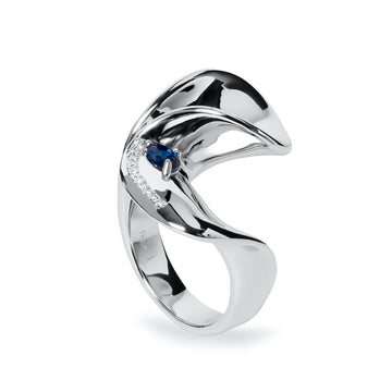 Anillo de plata con esmerals y diseño escultórico