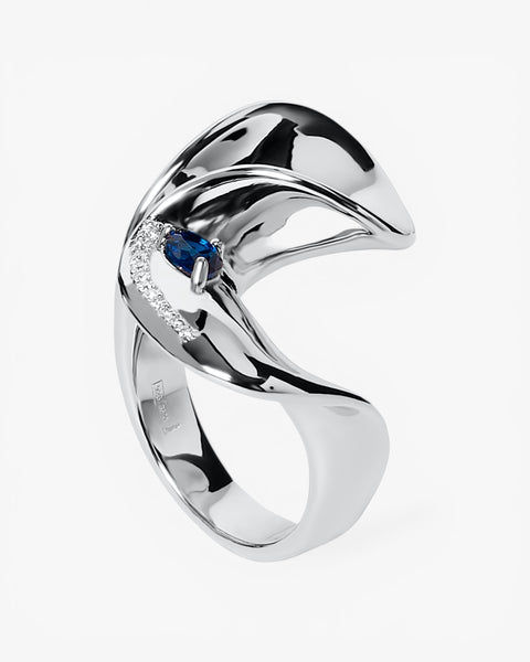 Bague en argent ornée d'émeraudes et au design sculptural