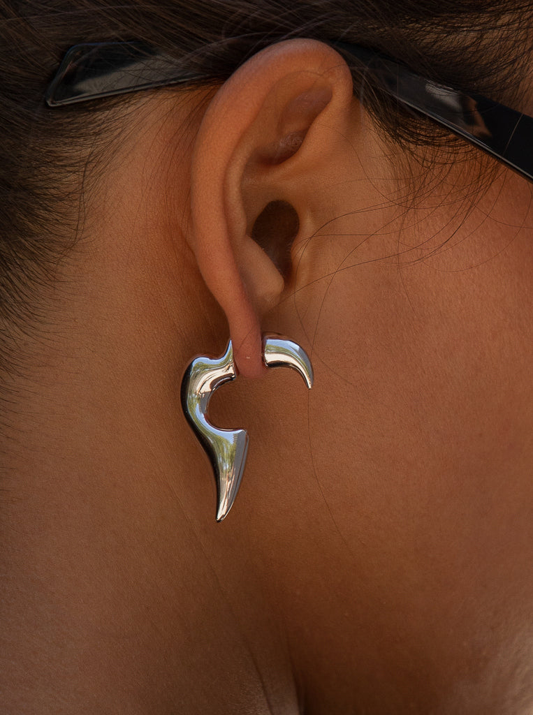 Pendientes esculturales plateados de diseño orgánico moderno