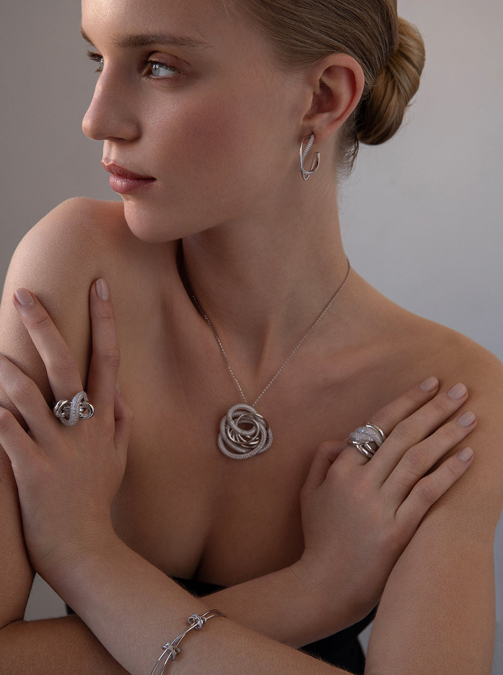 Anillos grandes de plata diseño nudo entrelazado