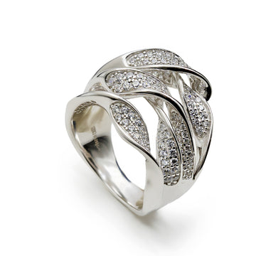 Anillo ancho de plata entralazado con circonitas