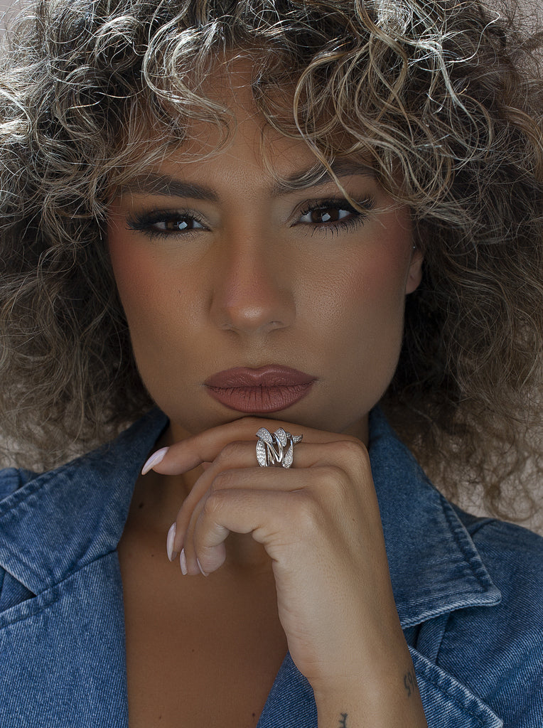 Anillo ancho de plata entralazado con circonitas