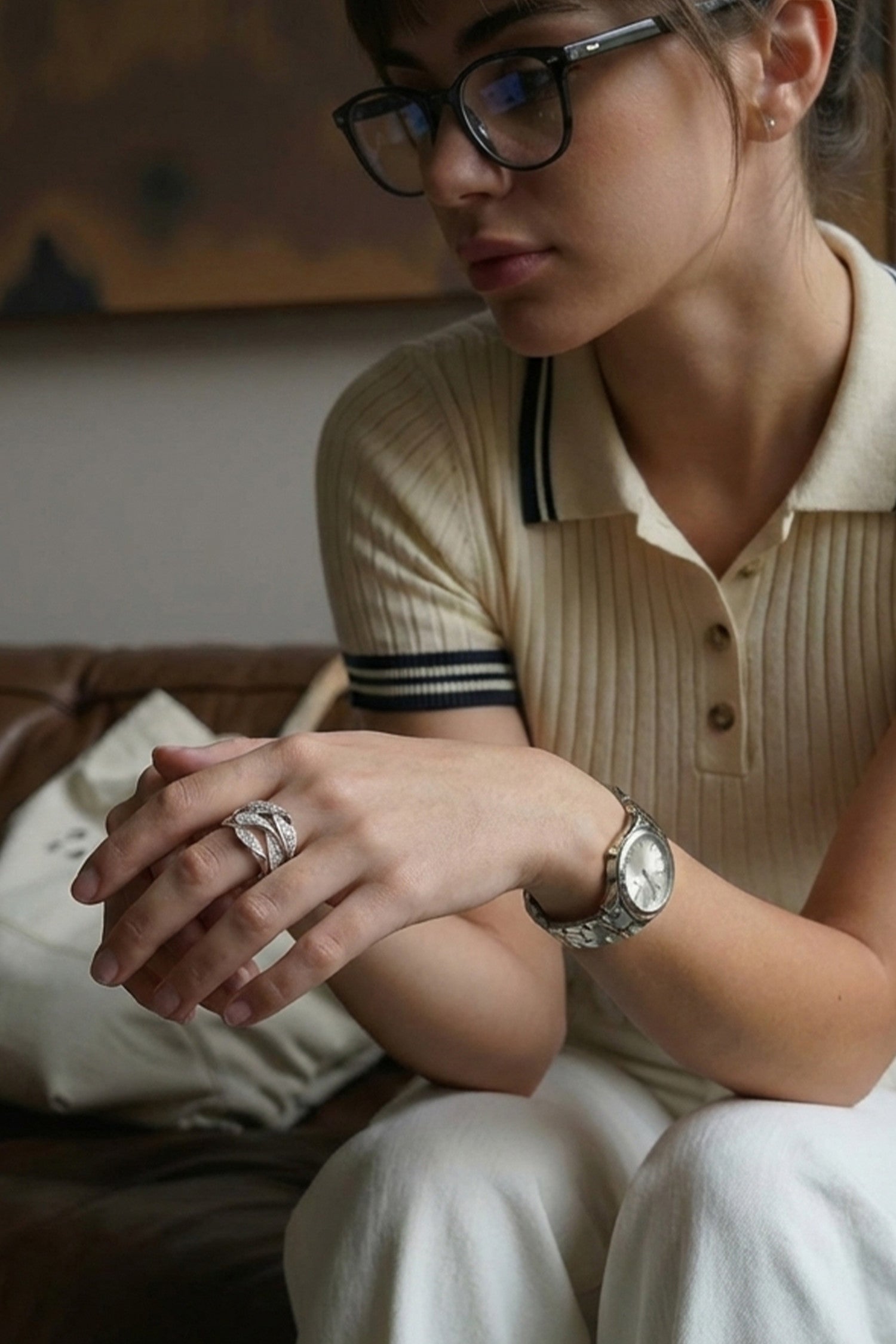 Anillo ancho de plata entralazado con circonitas