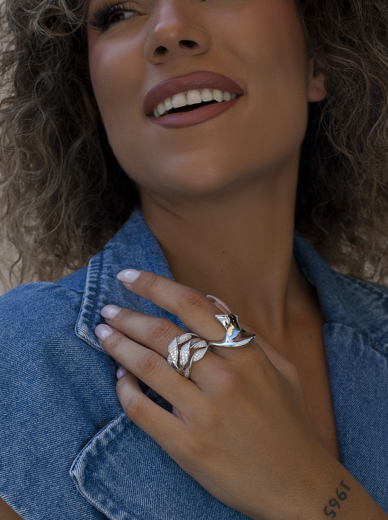 Anillo ancho de plata entralazado con circonitas