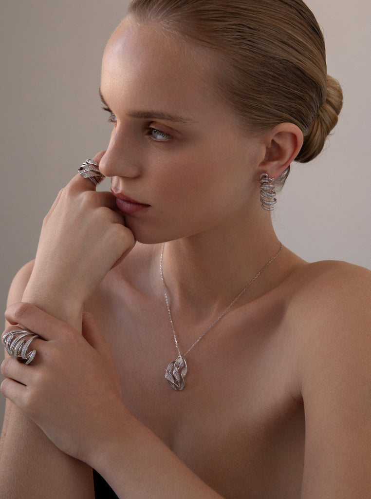 bague ancho de argent entralazado avec zircons