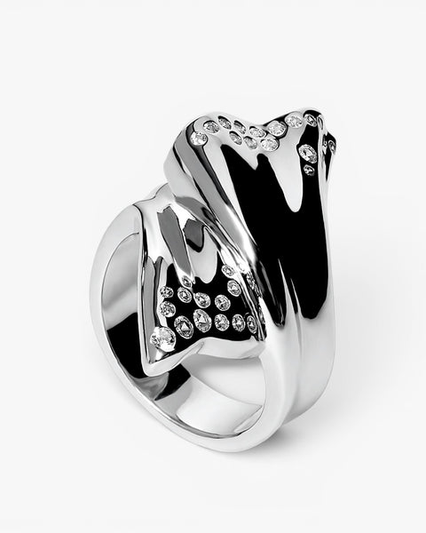Anillo de plata escultural con circonitas