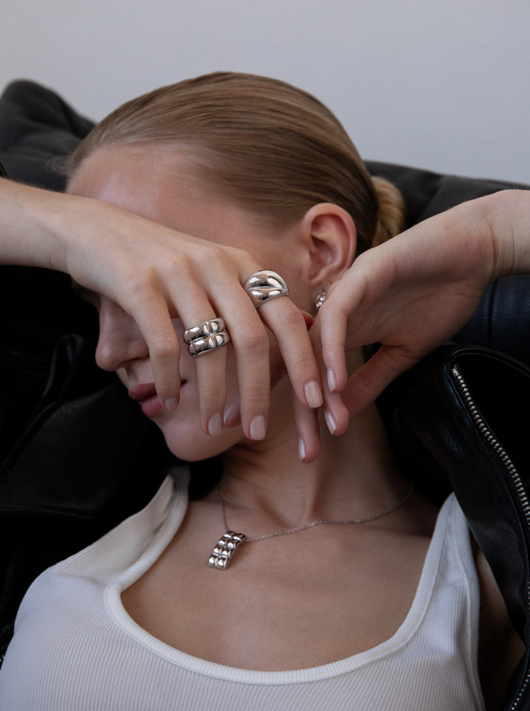 Anillo ancho abstracto de plata con circonitas