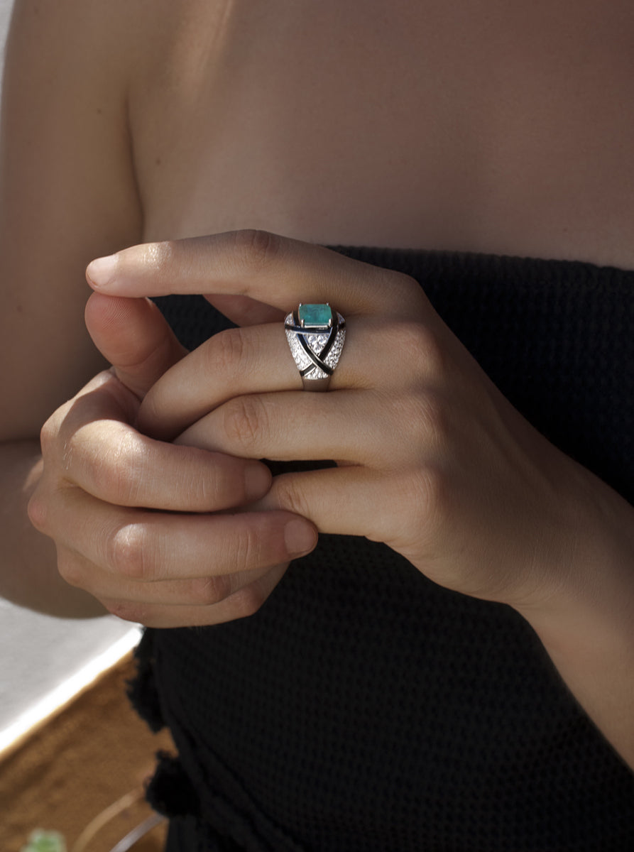 Anillo de plata con turquesa esmalte negro y circonitas