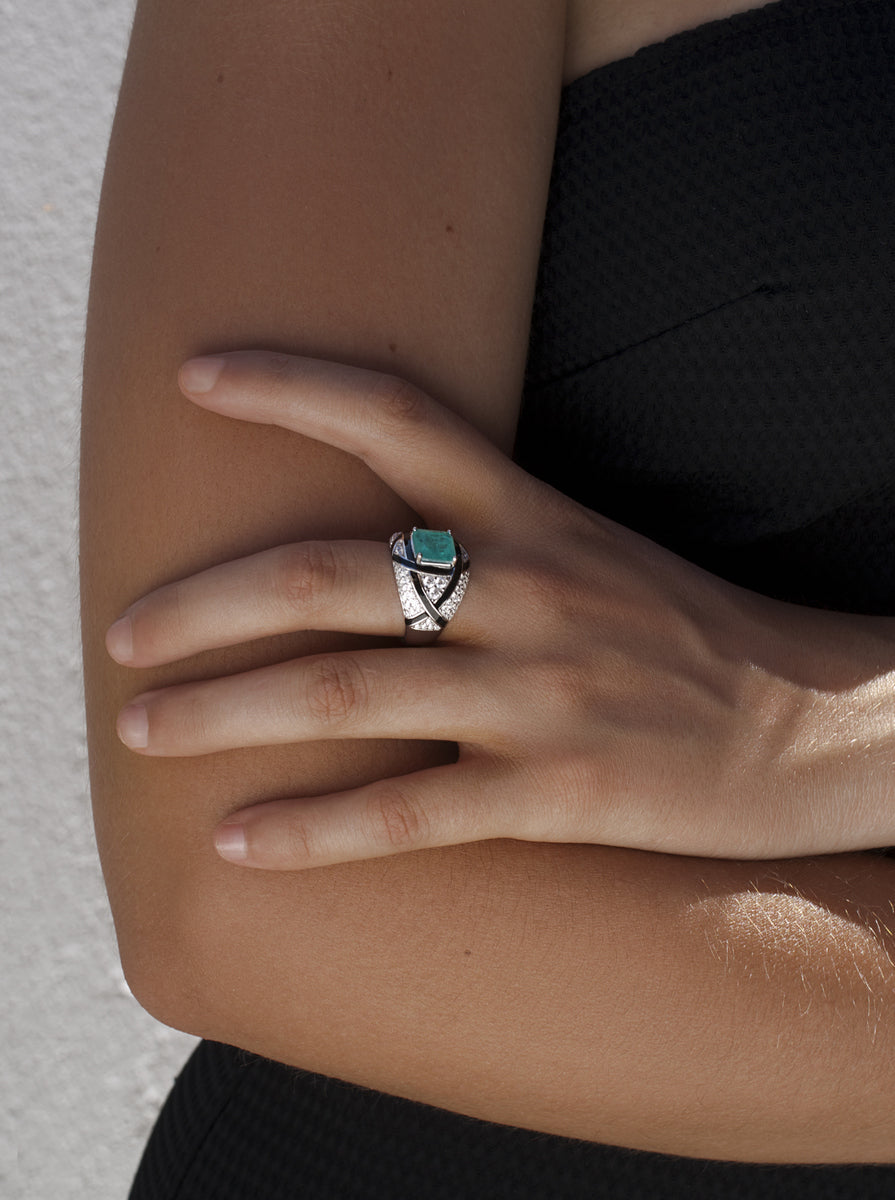 Anillo de plata con turquesa esmalte negro y circonitas