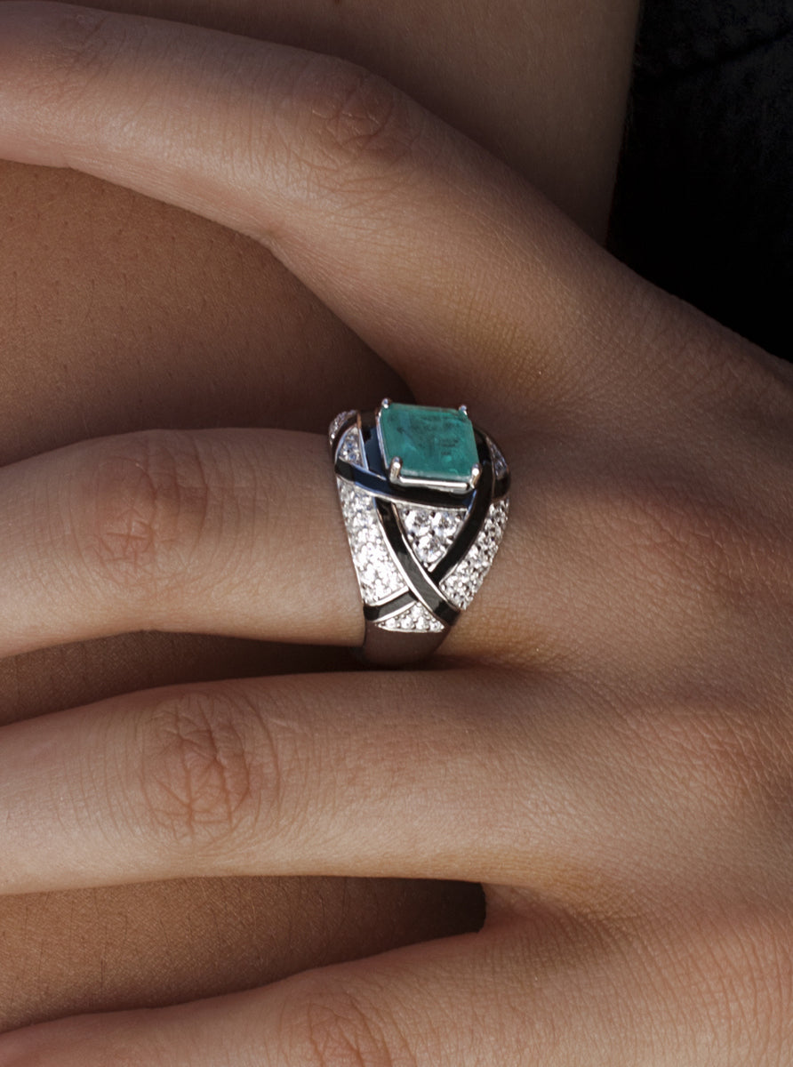 Anillo de plata con turquesa esmalte negro y circonitas