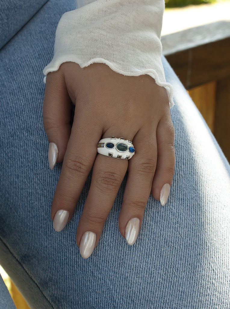 Anillo de plata con esmalte blanco piedras azules y circonitas