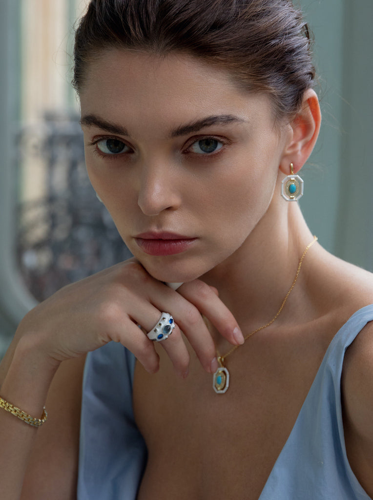 Anillo de plata con esmalte blanco piedras azules y circonitas