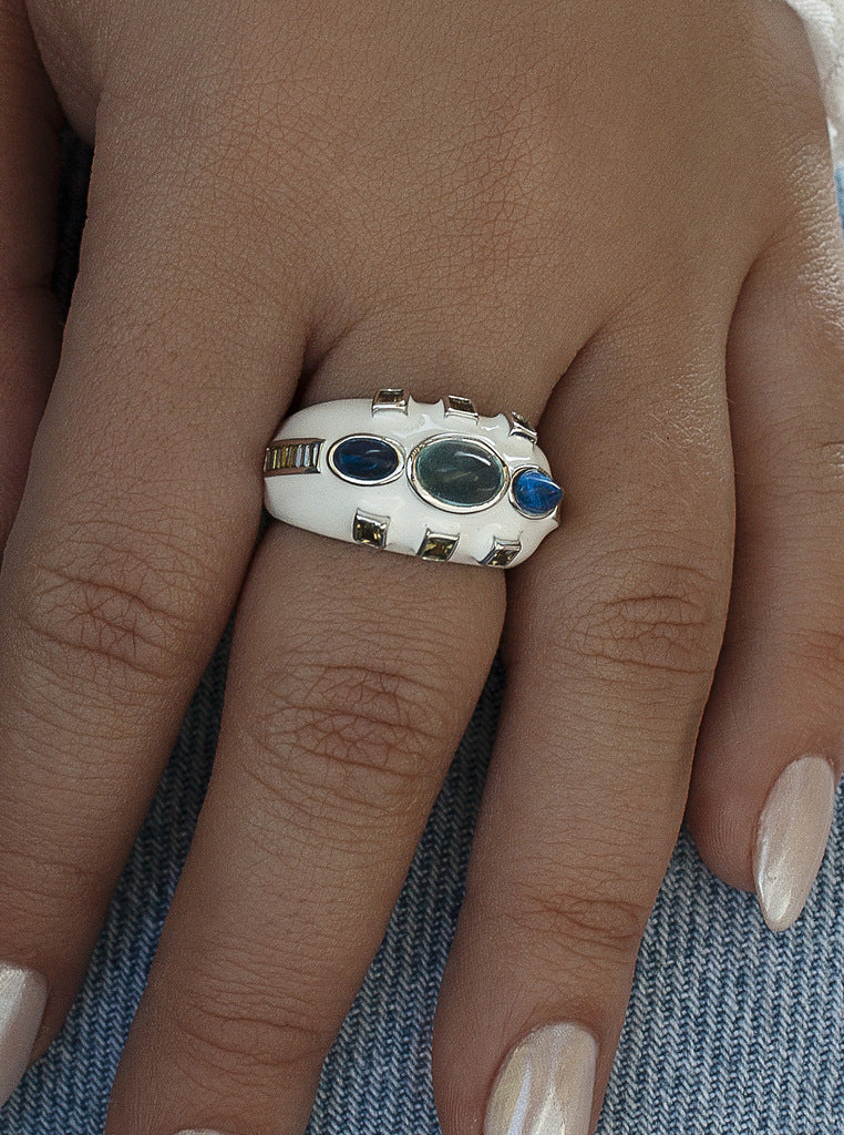 Bague en argent avec émail blanc, pierres bleues et oxydes de zirconium