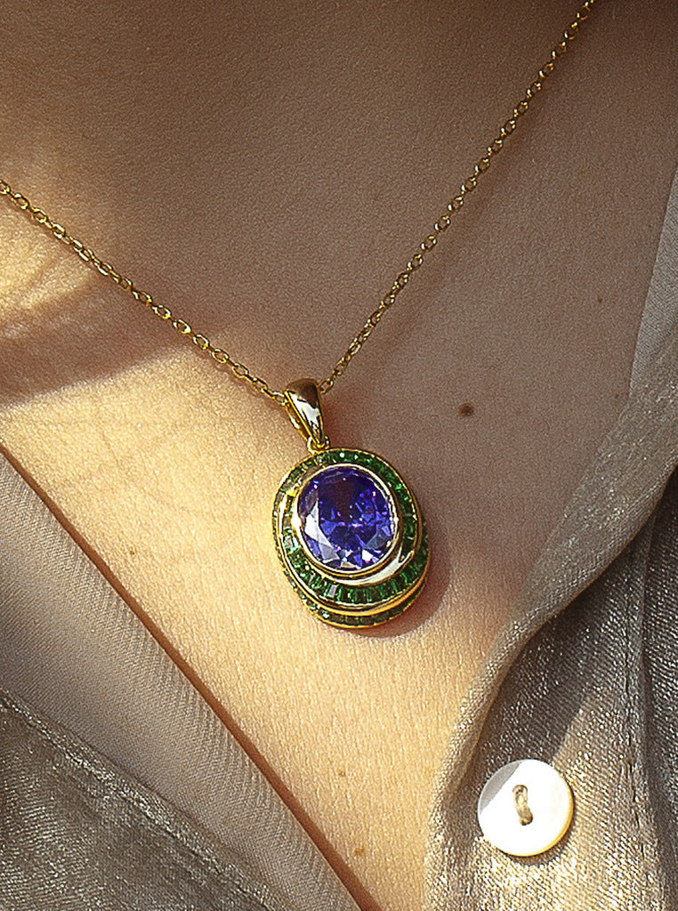 Necklace with vintage design gems plated in gold