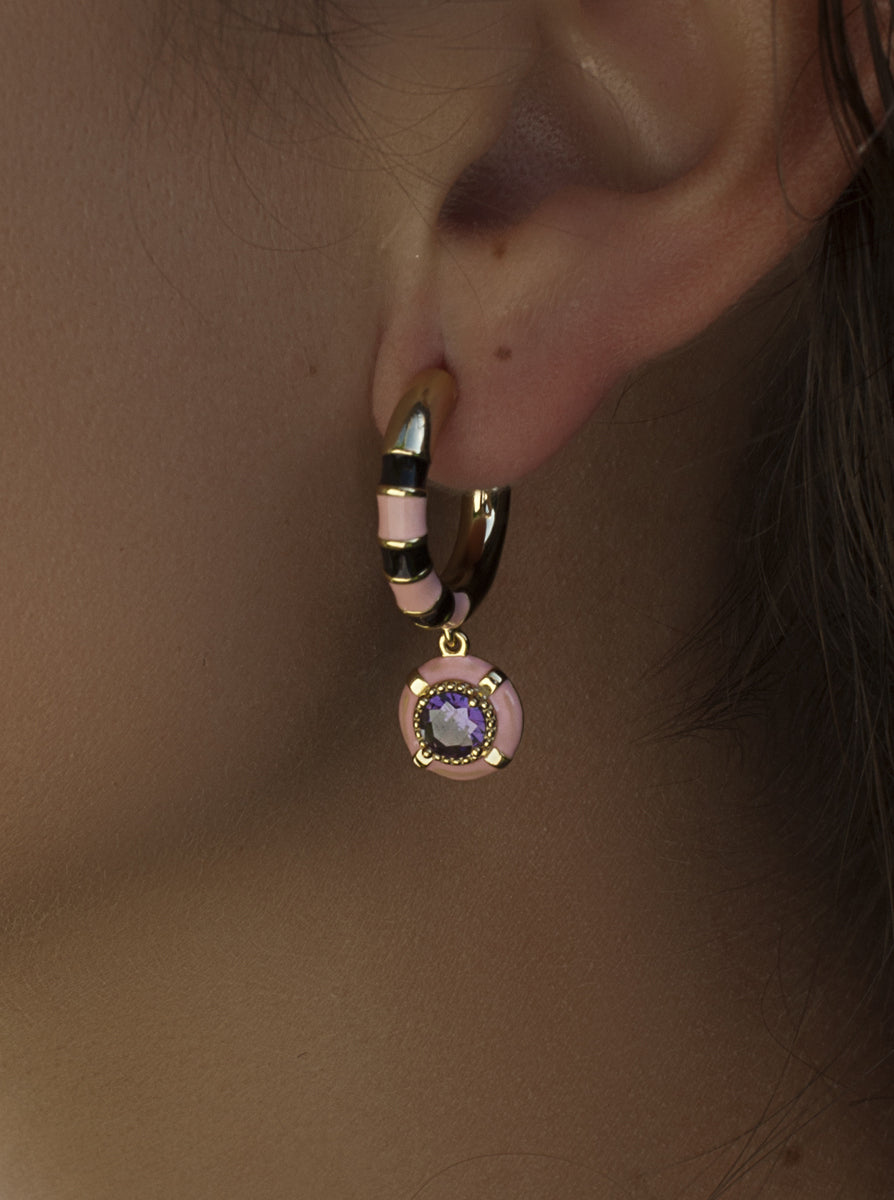Pendientes de plata bañada en oro con esmalte rosa y negro y circonita morada
