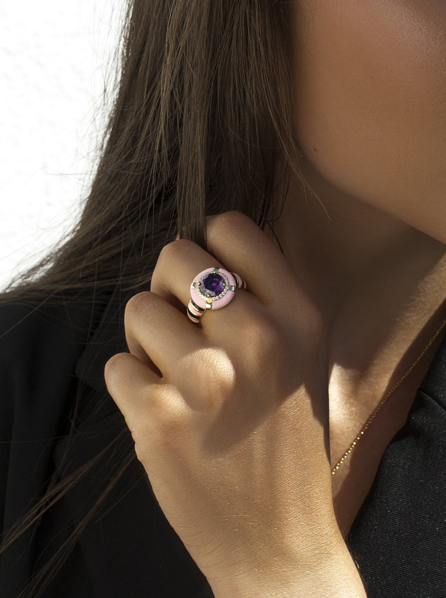 Anillo de plata bañada en oro con esmalte rosa y negro  circonita morada y circonitas