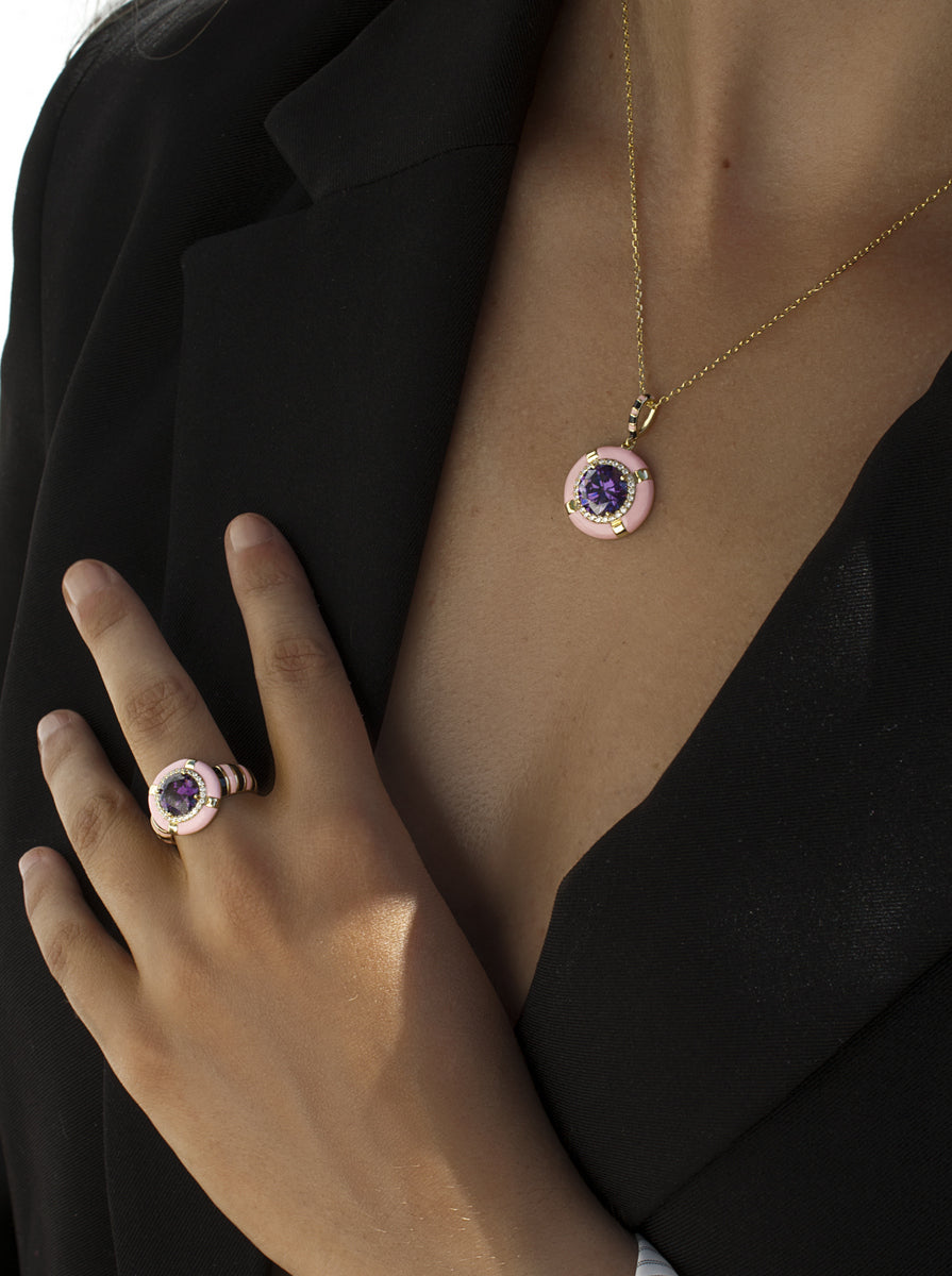 Anillo de plata bañada en oro con esmalte rosa y negro circonita morada y circonitas