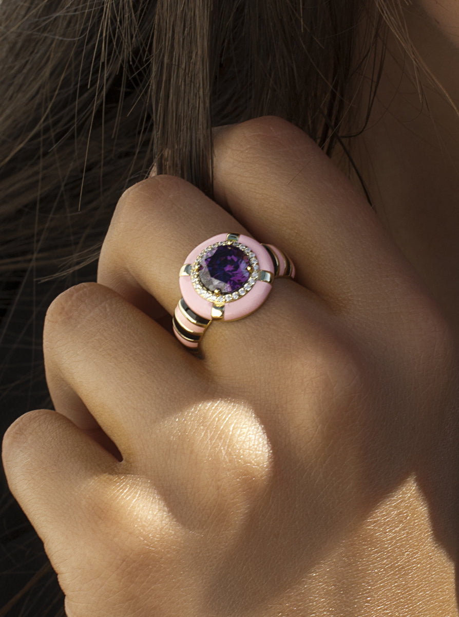 Anillo de plata bañada en oro con esmalte rosa y negro  circonita morada y circonitas