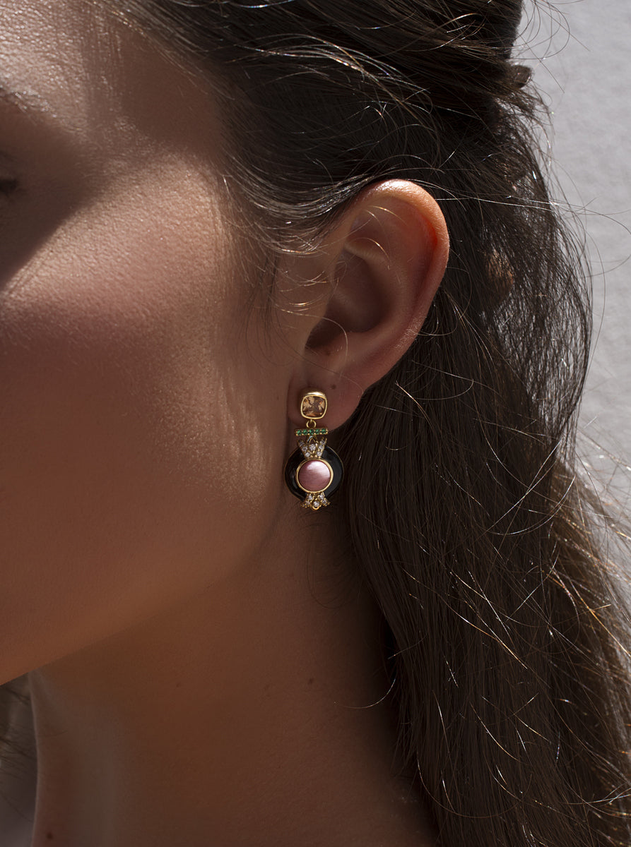 Pendientes de plata bañada en oro con esmalte negro y rosa y circonitas