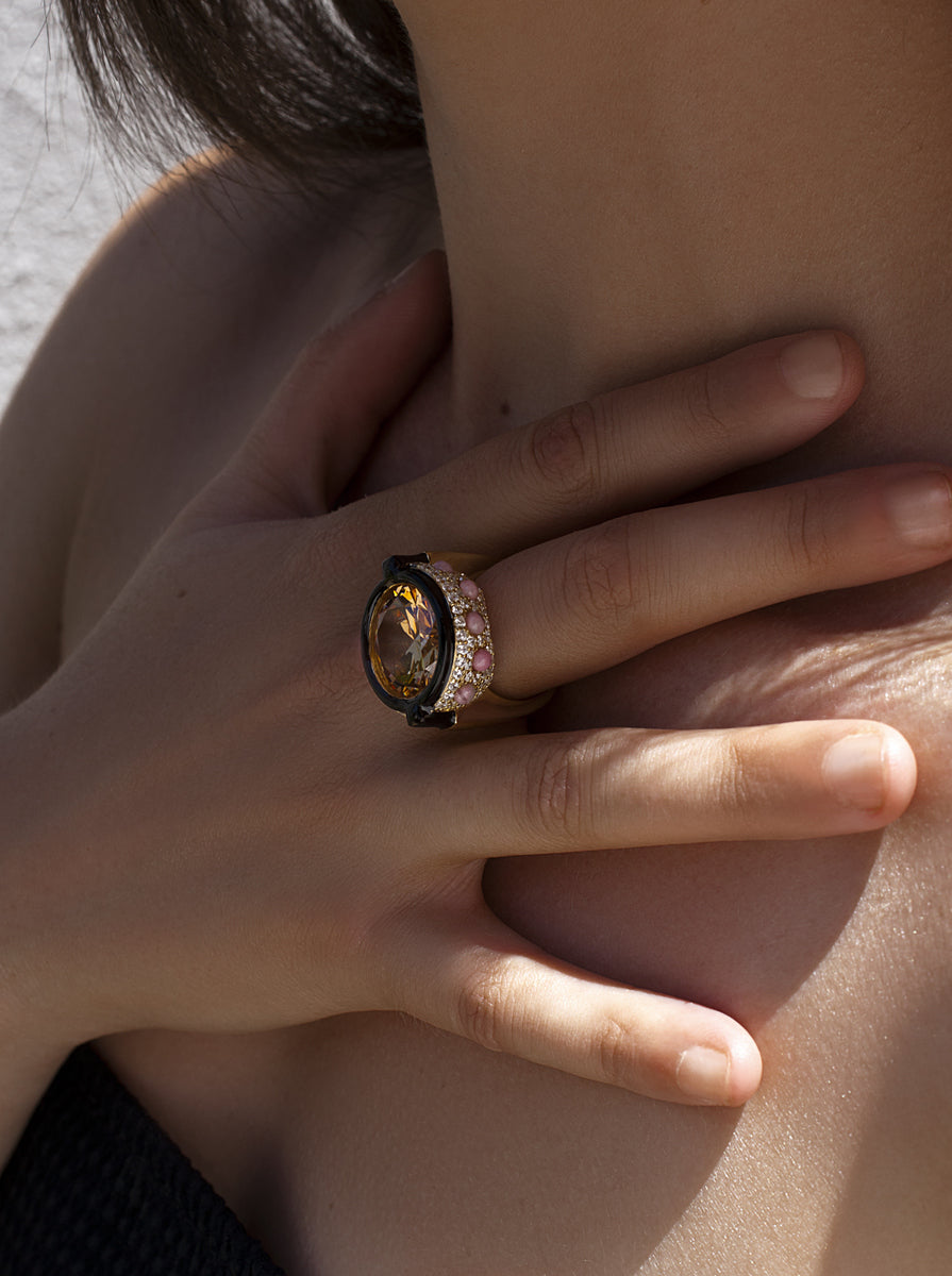 Anillo de plata bañada en oro con circonita ámbar  esmalte negro y circonitas