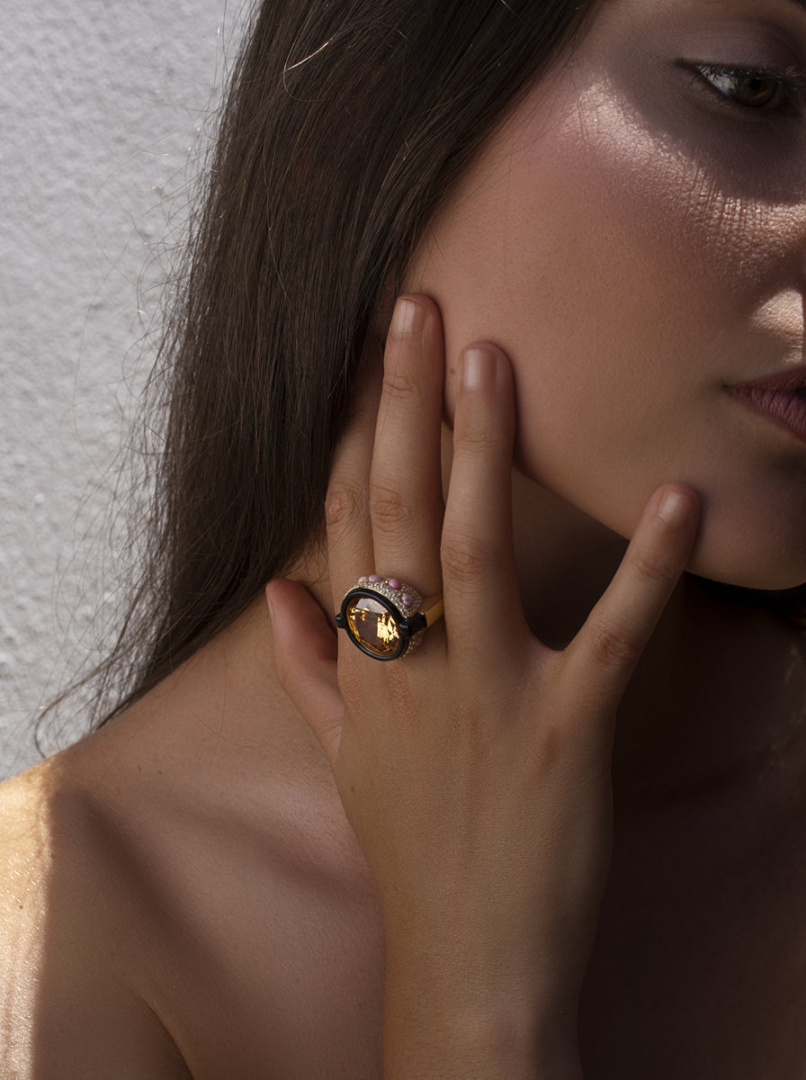 Anillo de plata bañada en oro con circonita ámbar  esmalte negro y circonitas