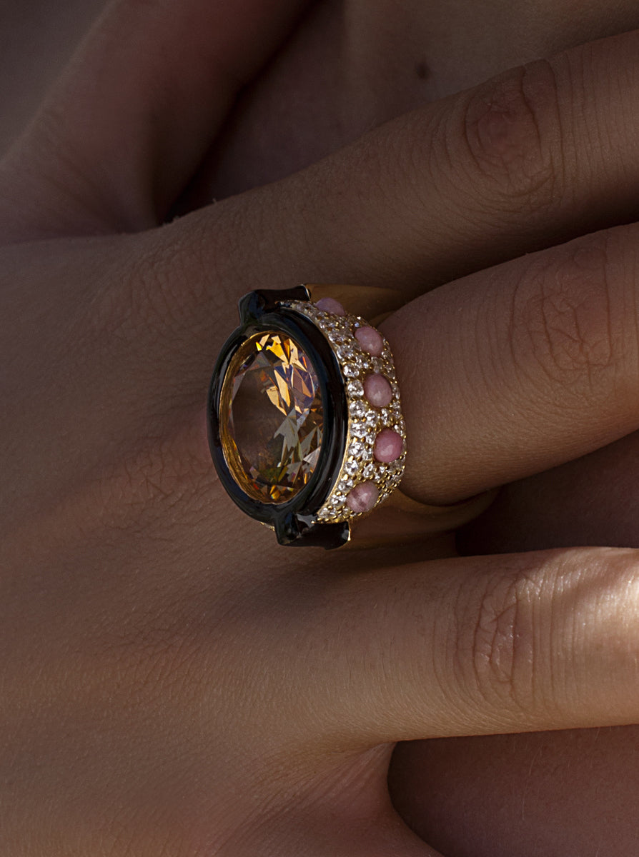 Anillo de plata bañada en oro con circonita ámbar  esmalte negro y circonitas