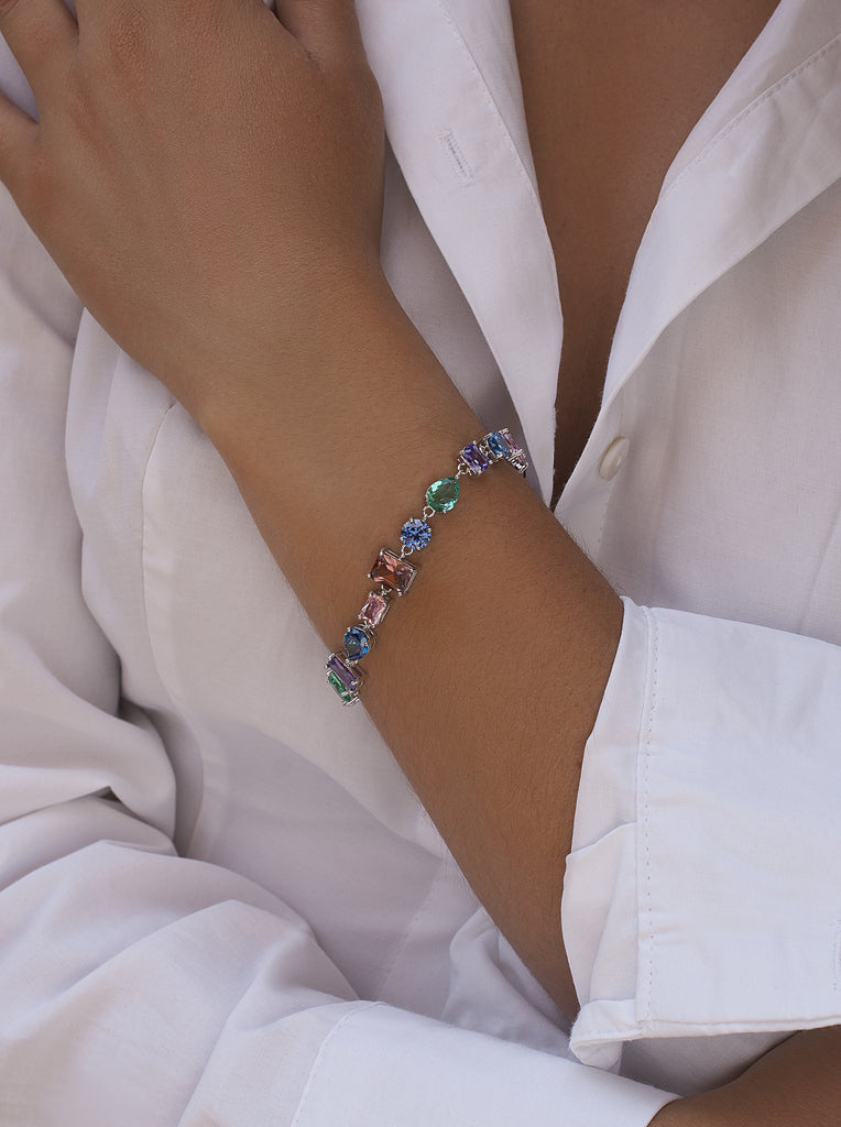 Pulseras con piedras multicolor diseño geométrico.