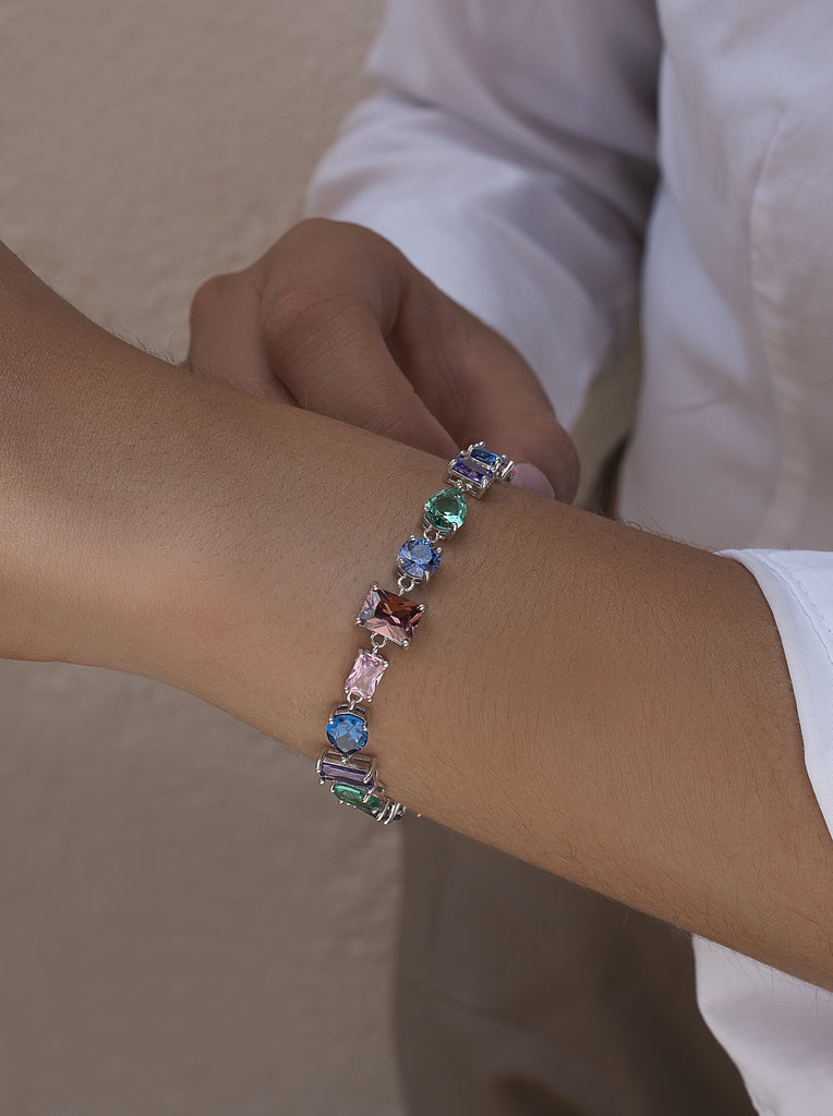 Pulseras con piedras multicolor diseño geométrico.