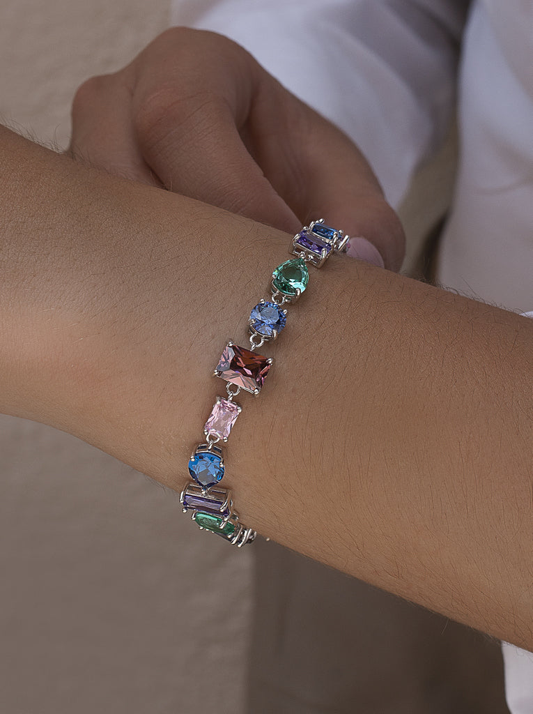 Pulseras con piedras multicolor diseño geométrico.