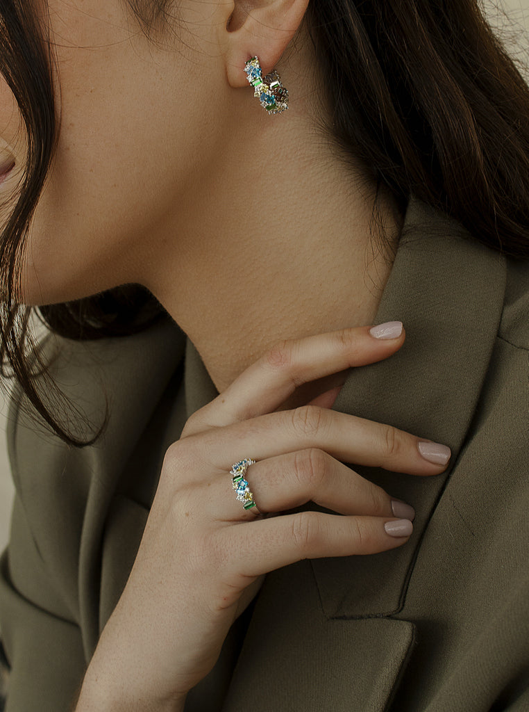 Bague en argent ornée de pierres multicolores dans les tons de bleu, vert et jaune