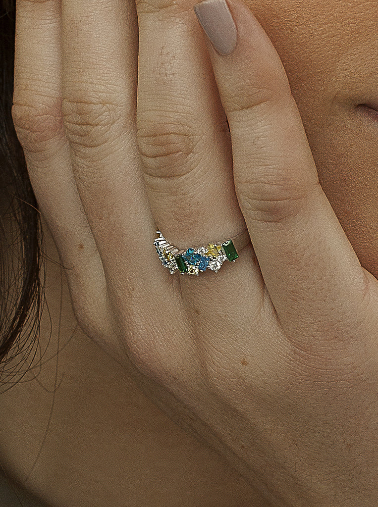 Bague en argent ornée de pierres multicolores dans les tons de bleu, vert et jaune