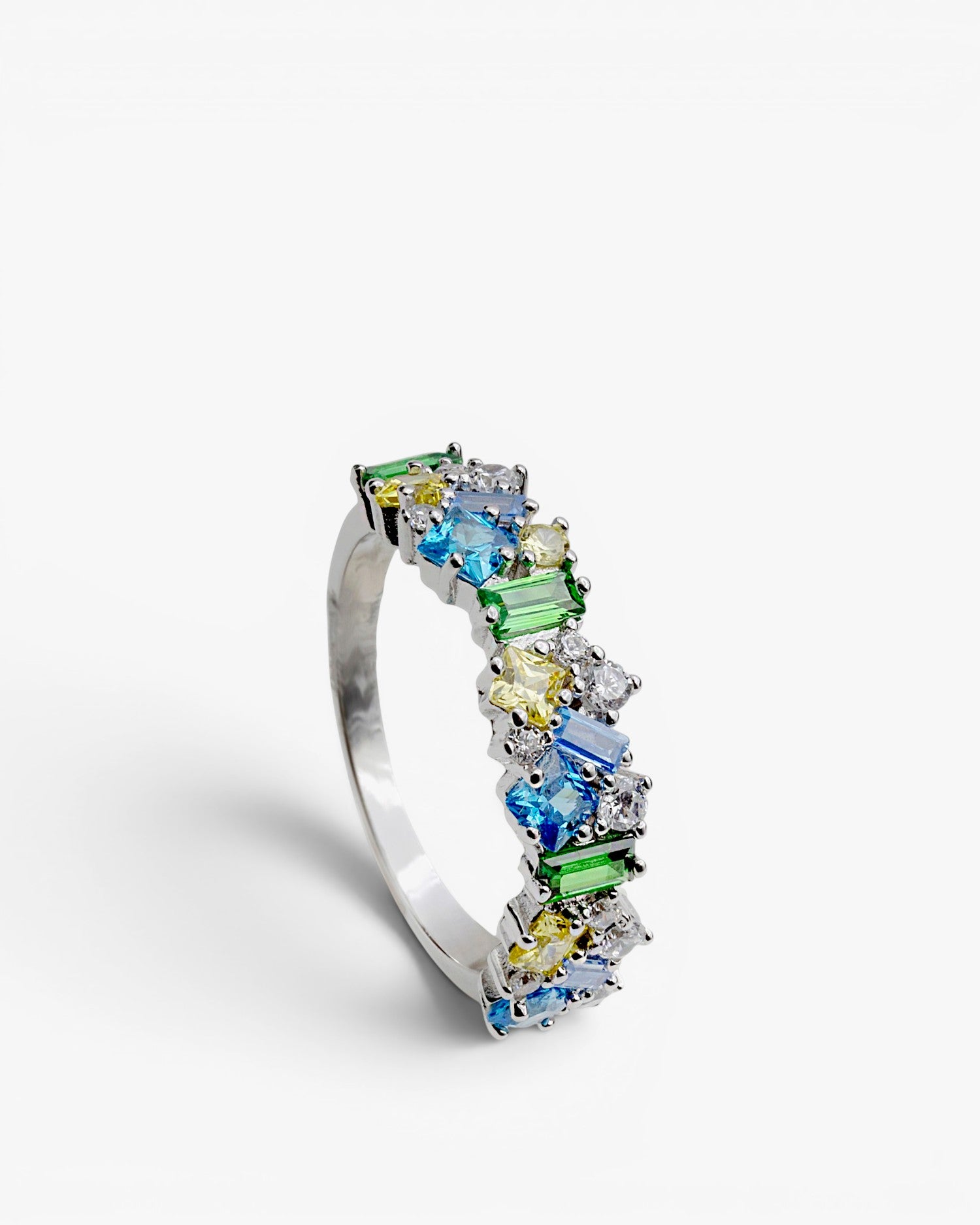 Anillo de plata con piedras multicolor en tonos azules verdes y amarillos