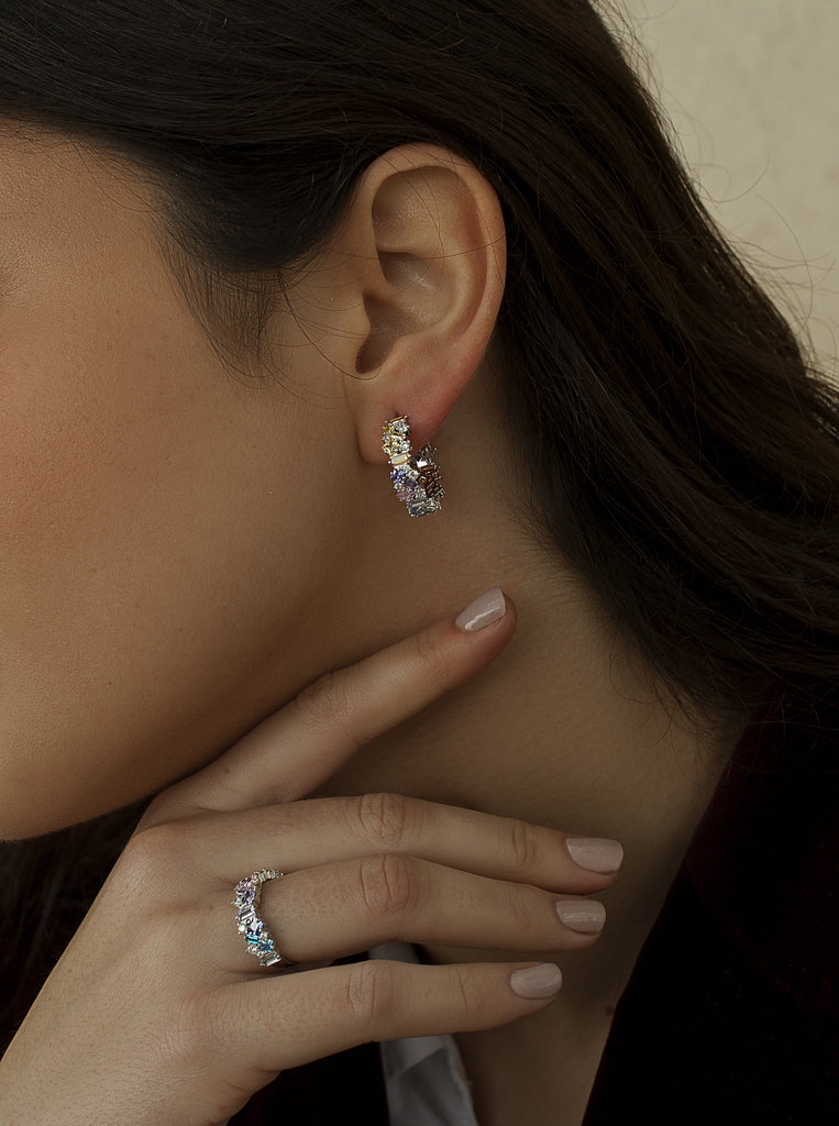 Créoles en argent ornées de pierres multicolores aux teintes pastel