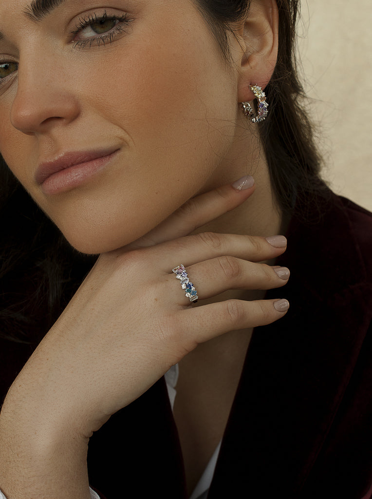 Bagues en argent ornées de pierres multicolores aux teintes pastel