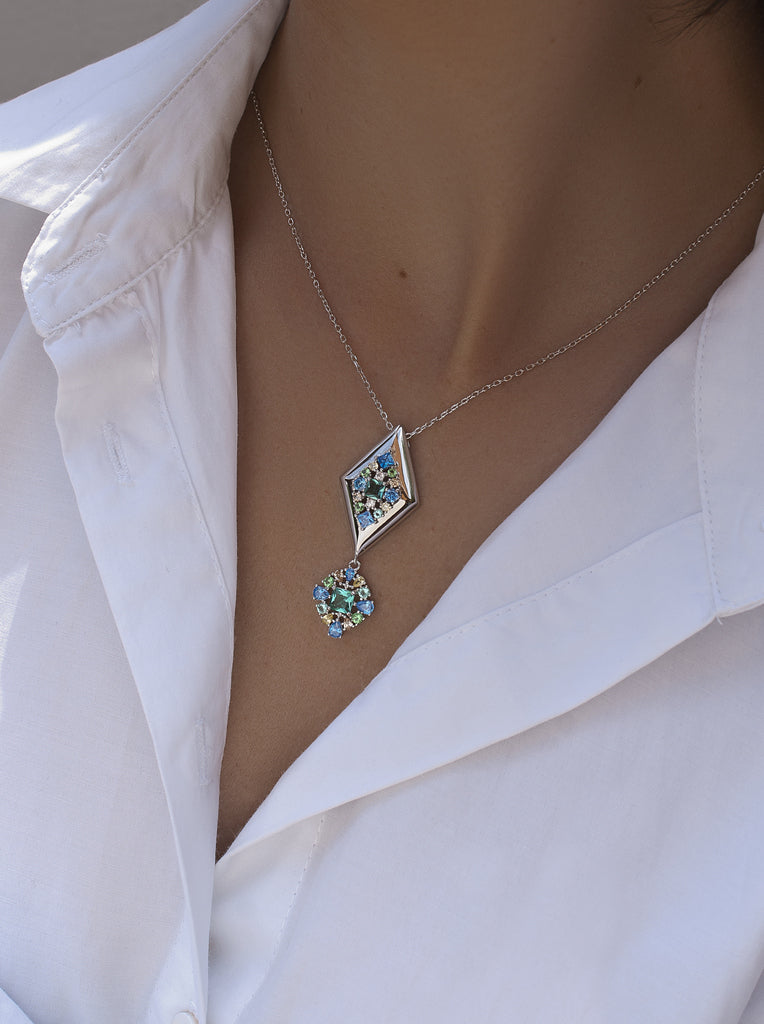 Collar de plata con colgante geométrico y circonitas multicolor