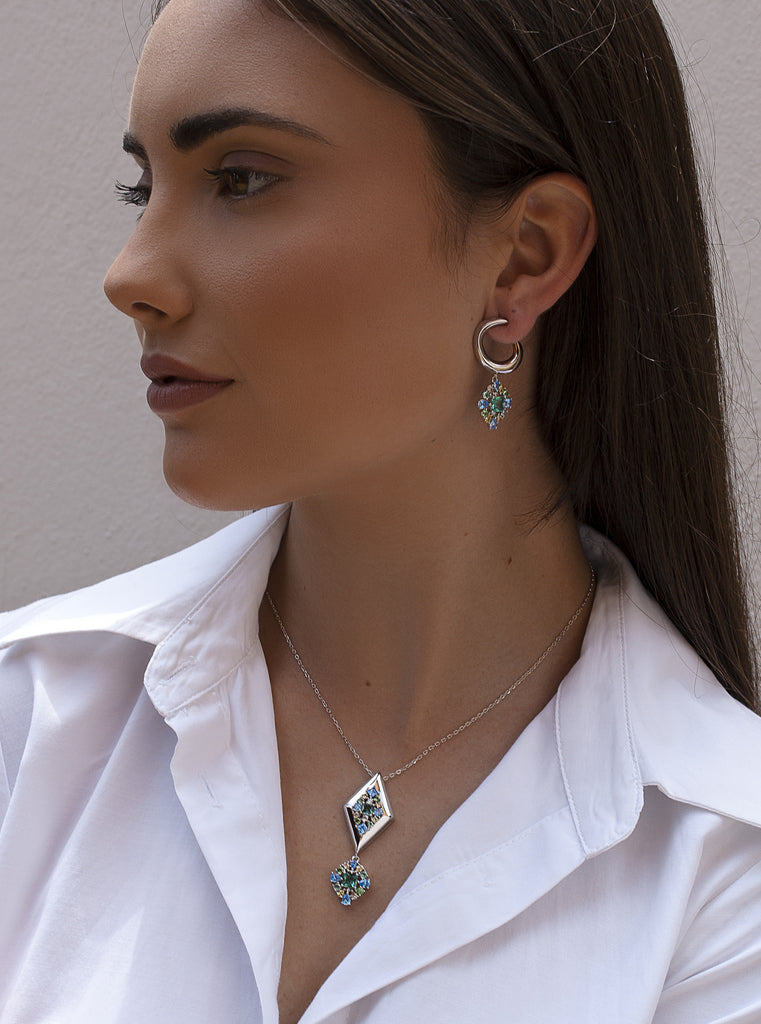 Collar de plata con colgante geométrico y circonitas multicolor