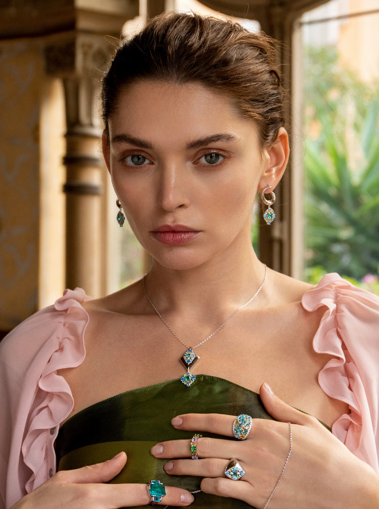 Collar de plata con colgante geométrico y circonitas multicolor