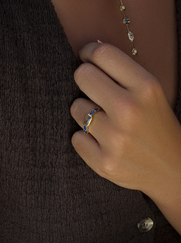 Anillo de plata de ley 925 con piedra rectangular y circonitas baguette azules