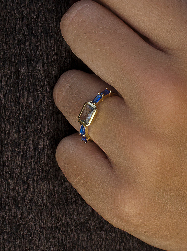 Anillo de plata de ley 925 con piedra rectangular y circonitas baguette azules