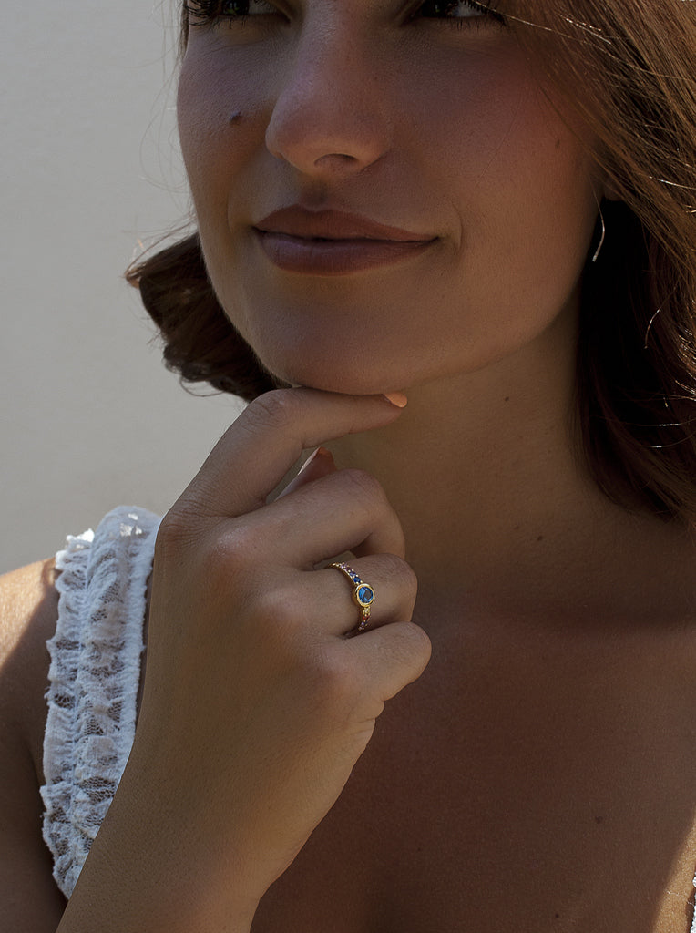 Anillo de plata 925 con circonitas multicolor y piedra azul
