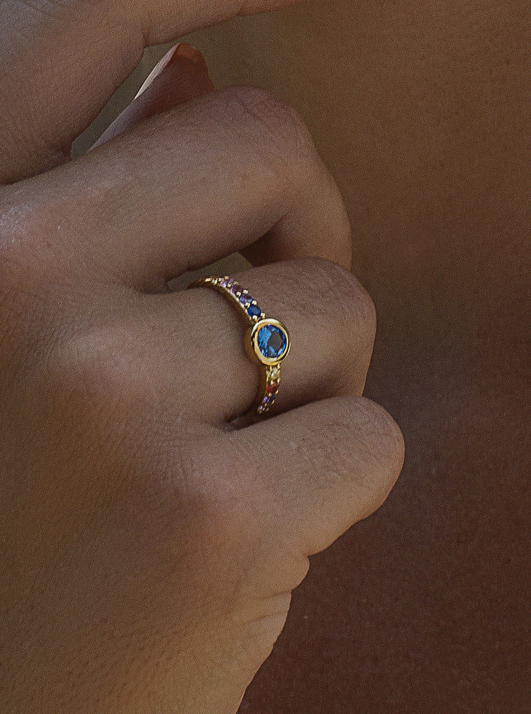 Anillo de plata 925 con circonitas multicolor y piedra azul