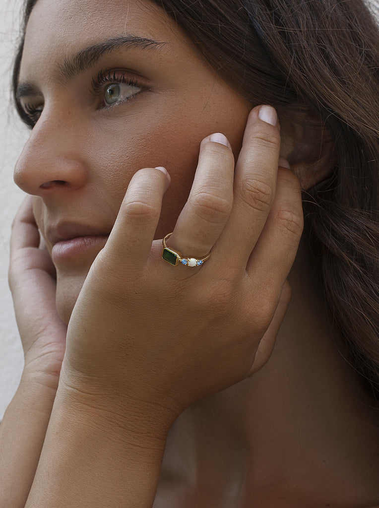 Anillo de plata con ópalo piedras azules y piedra verde rectangular