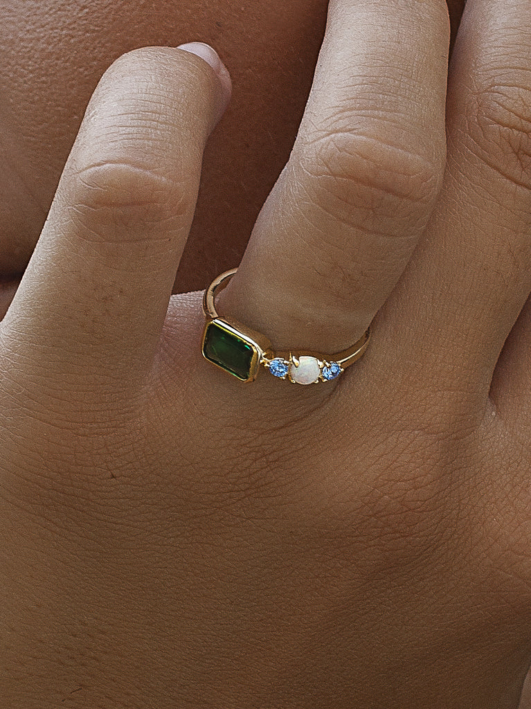 Anillo de plata con ópalo piedras azules y piedra verde rectangular