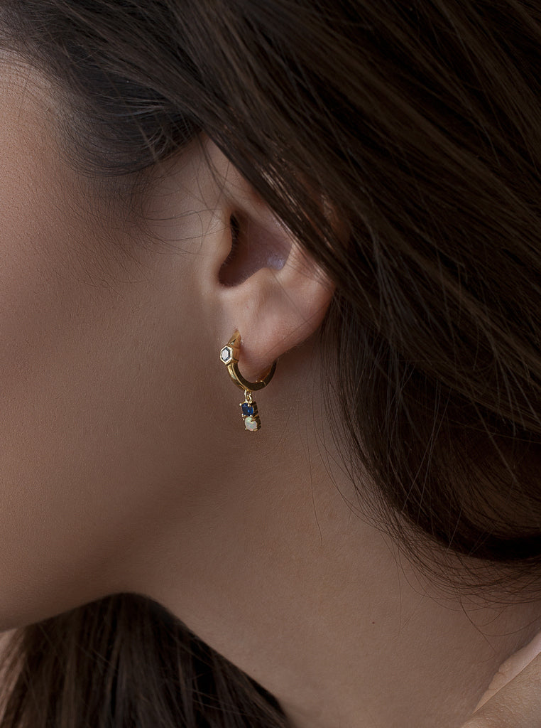 Pendientes aro de plata de ley dorada con piedras azul gris y ópalo