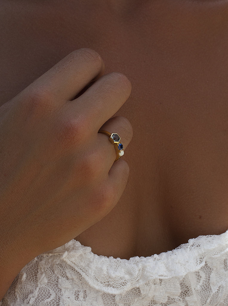 Anillo de plata de ley dorada con piedra hexagonal azul y ópalo