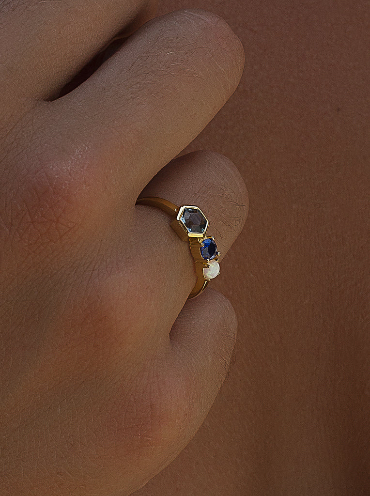 Anillo de plata de ley dorada con piedra hexagonal azul y ópalo