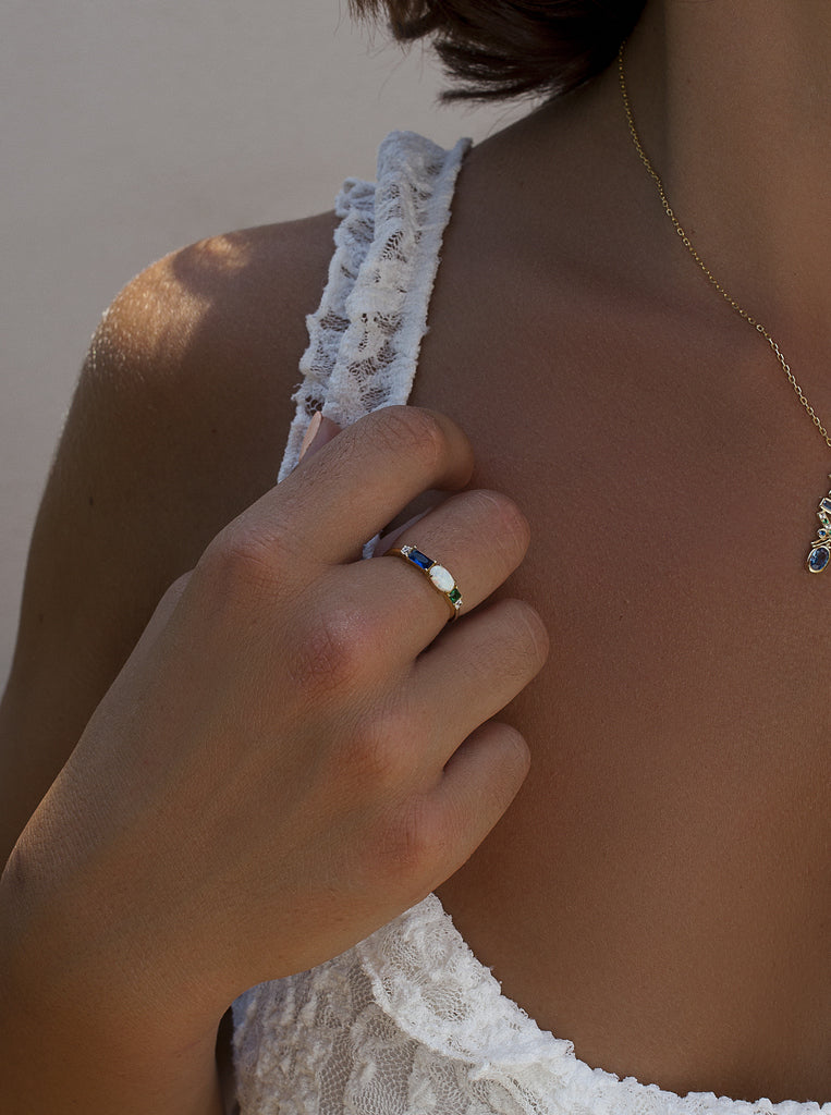 Anillo de plata de ley dorada con ópalo  piedra azul y verde